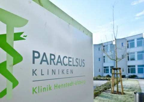 Eingangsschild der Paracelsus-Klinikgruppe, die eine effexx-Telefonielösung erhalten hat.