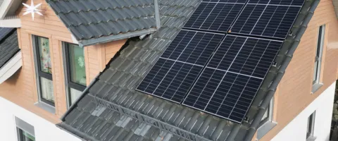 Photovoltaikanlage auf dem Eigenheim einer Familie in Netphen.