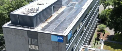 Photovoltaikanlage auf dem Gebäude der IHK Siegen installiert von effexx green.