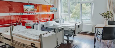 Krankenzimmer des Kreisklinikums in Siegen mit einem Alarmserver von effexx.