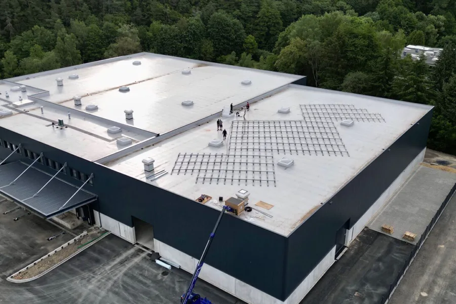 Die Bauphase der Photovoltaikanlage der Expert Klein GmbH in Burbach.