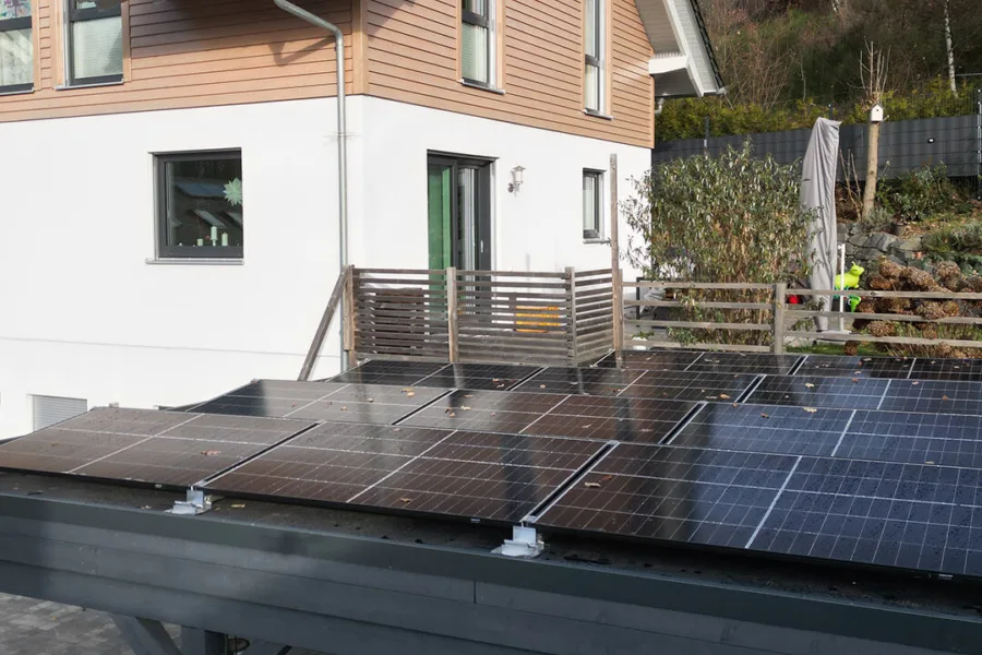 Das mit Solarpanels bestückte Carport eines Einfamilienhauses.