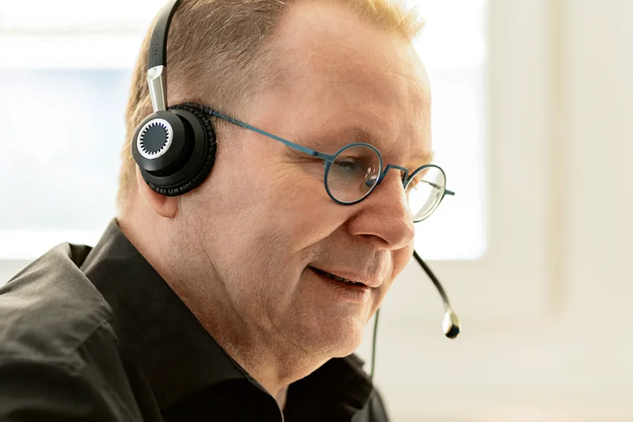 Ein Mitarbeiter der effexx Unternehmensgruppe telefoniert mit einem Headset.