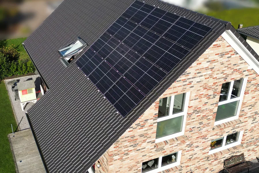 Seitliche Dachansicht eines privaten Eigenheims mit PV-Anlage.