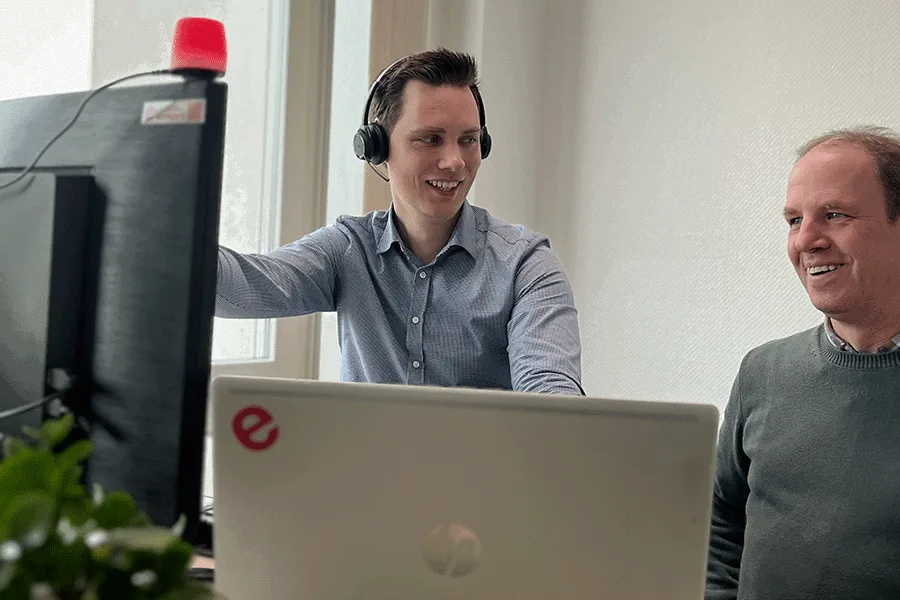 Mitarbeiter aus dem effexx Service-Desk schauen gemeinsam auf einen Bildschirm.